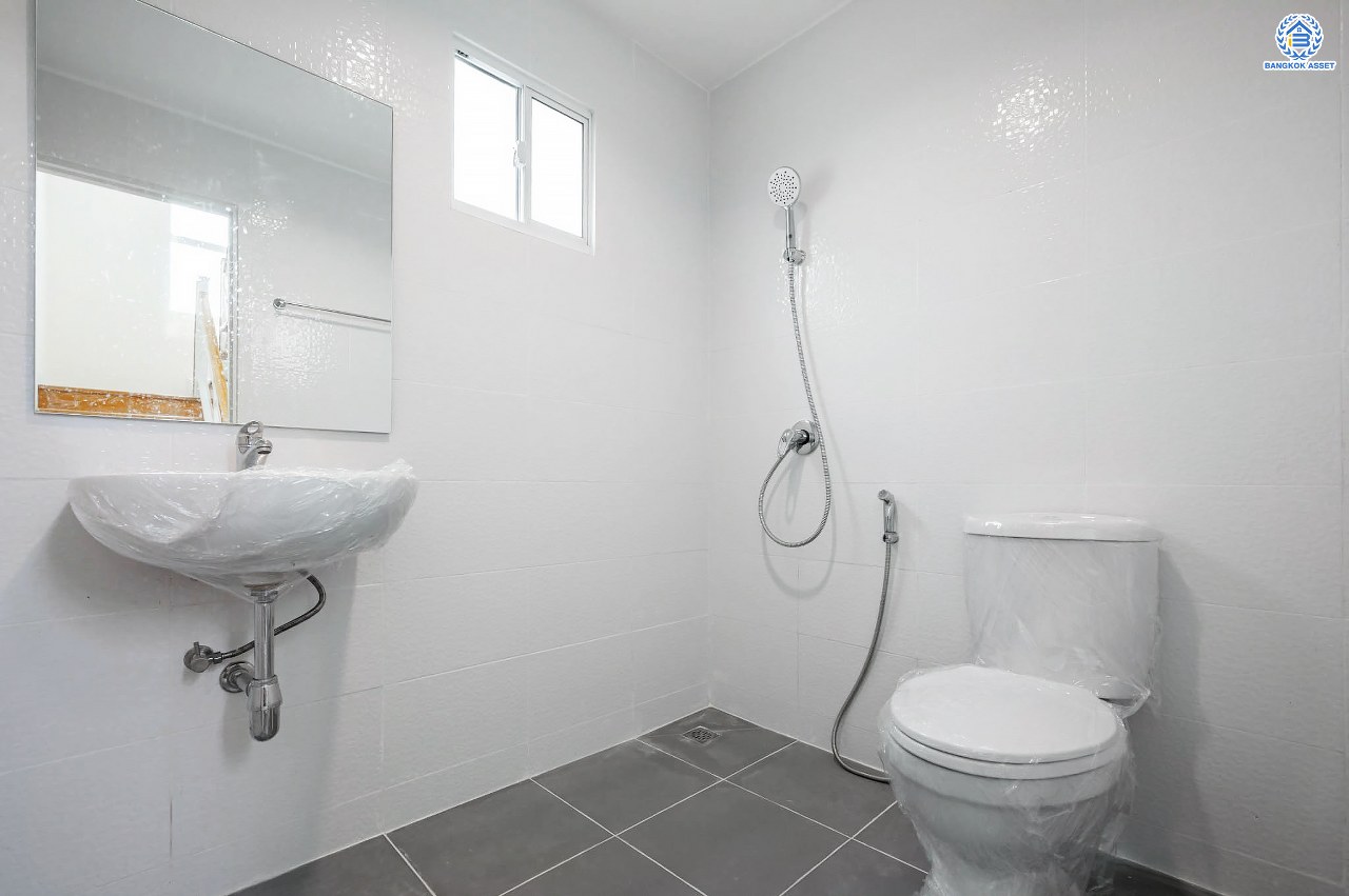 บ้านมือสองตกแต่งใหม่ โครงการ พฤกษาวิลเลจ10 บางใหญ่ หลังมุม เนื้อที่ 61 ตร.ว. ตอบโจทย์ทุกการอยู่อาศัย ฟังก์ชัน 3 ห้องนอน 2 ห้องน้ำ 1 ที่จอดรถ บรรยากาศเป็นส่วนตัว บนทำเลศักยภาพ เชื่อมต่อถนนกาญจนาภิเษก ใกล้เซ็นทรัลเวสต์เกต ทางด่วน "ศรีรัช" และรถไฟฟ้า "สถานีตลาดบางใหญ่"